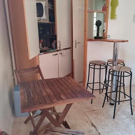 Mini Immeuble En Entier Avec Jardin Cote Parc Виши